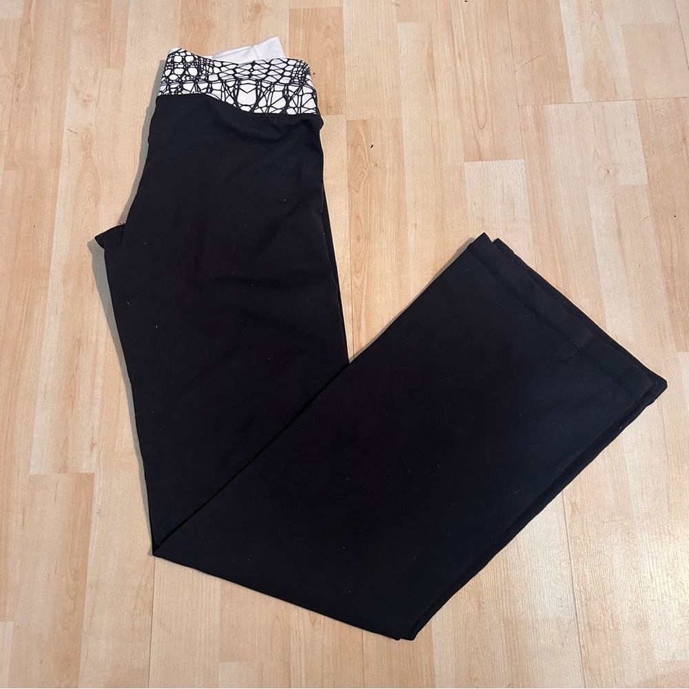 Lululemon Athletica women's‎ black and white flared leggings yoga pants size 6